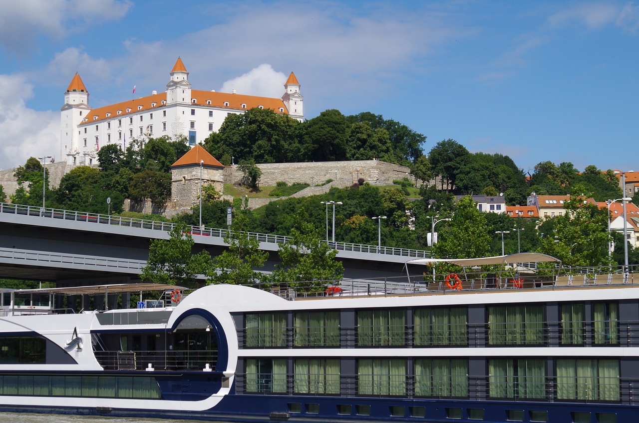 Bratislava tijdens een riviercruise op de Donau